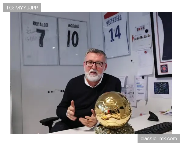 《克鲁伊夫足球智慧：战术革新与球队文化如何重塑现代足球》