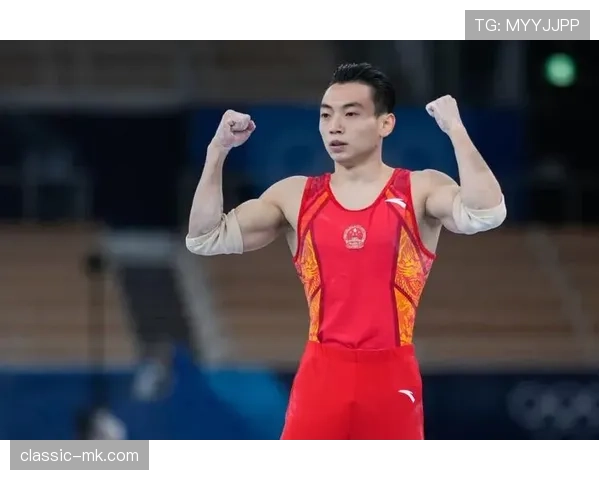 邹敬园手拎塑料袋那张，金牌光环撞上买菜大叔生活感，笑到不行